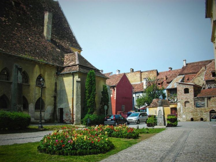 biserica-manastirii-nearby